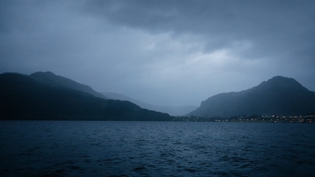 Väder att ta i beaktning när man bor nära havet illustration